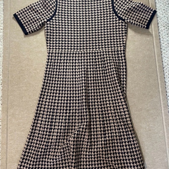 Elegant Houndstooth Short sleeved Knit Dress, Perfect for the Office - Picture 3 of 6